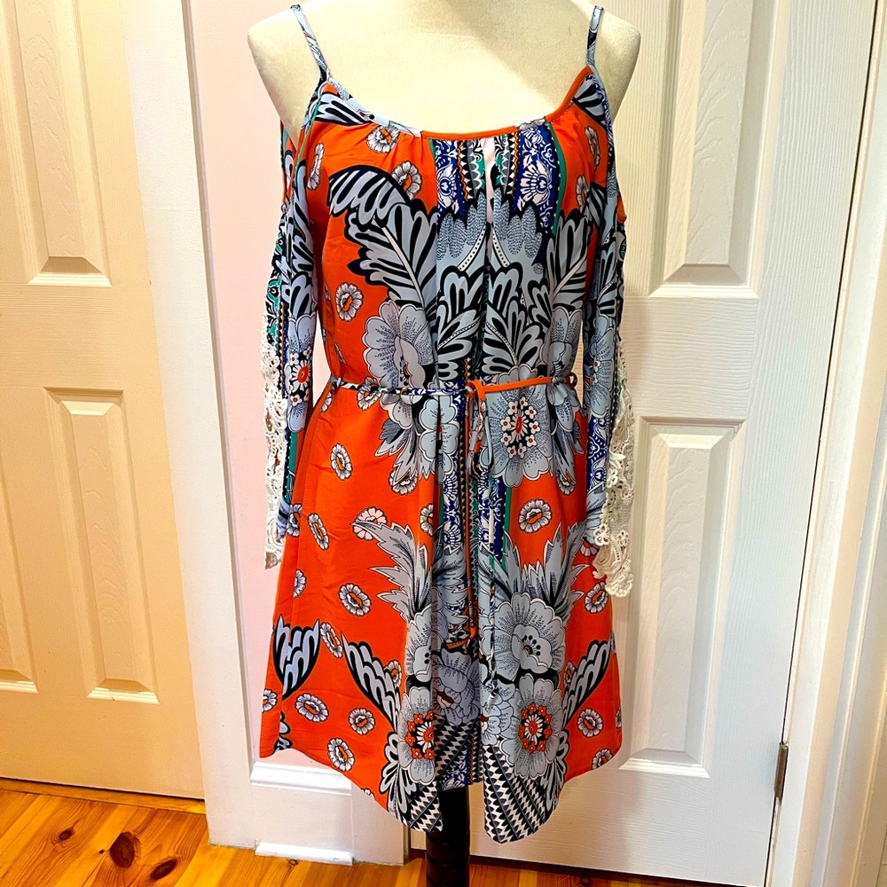 Knee length dress with cut out sleeves